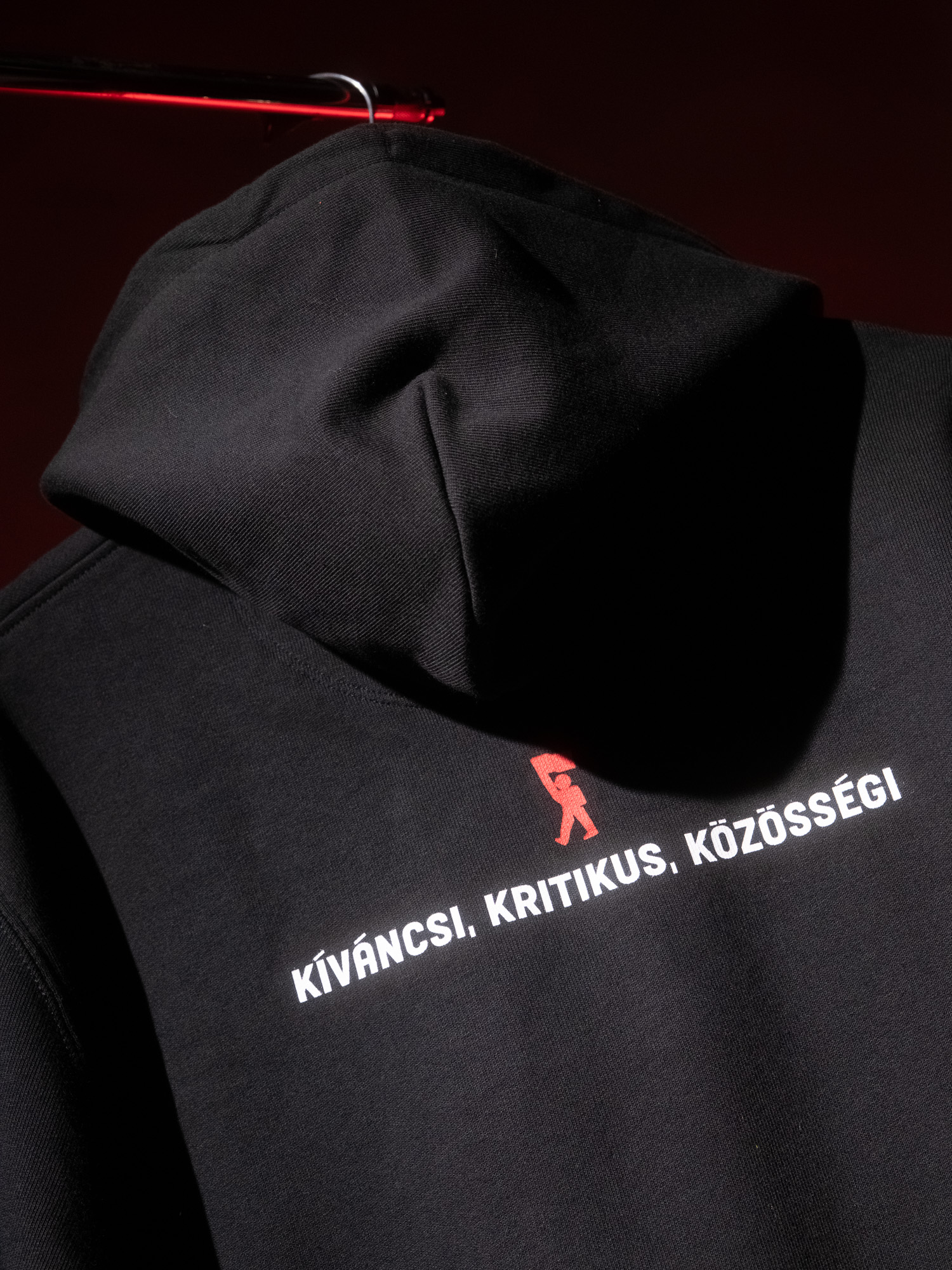 Kíváncsi, kritikus, közösségi pulcsi