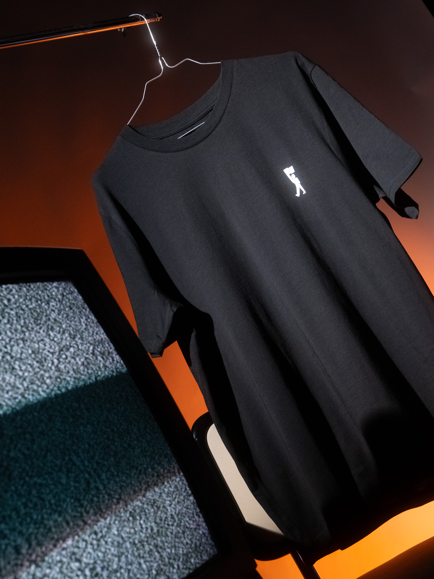 Fehér figurás póló