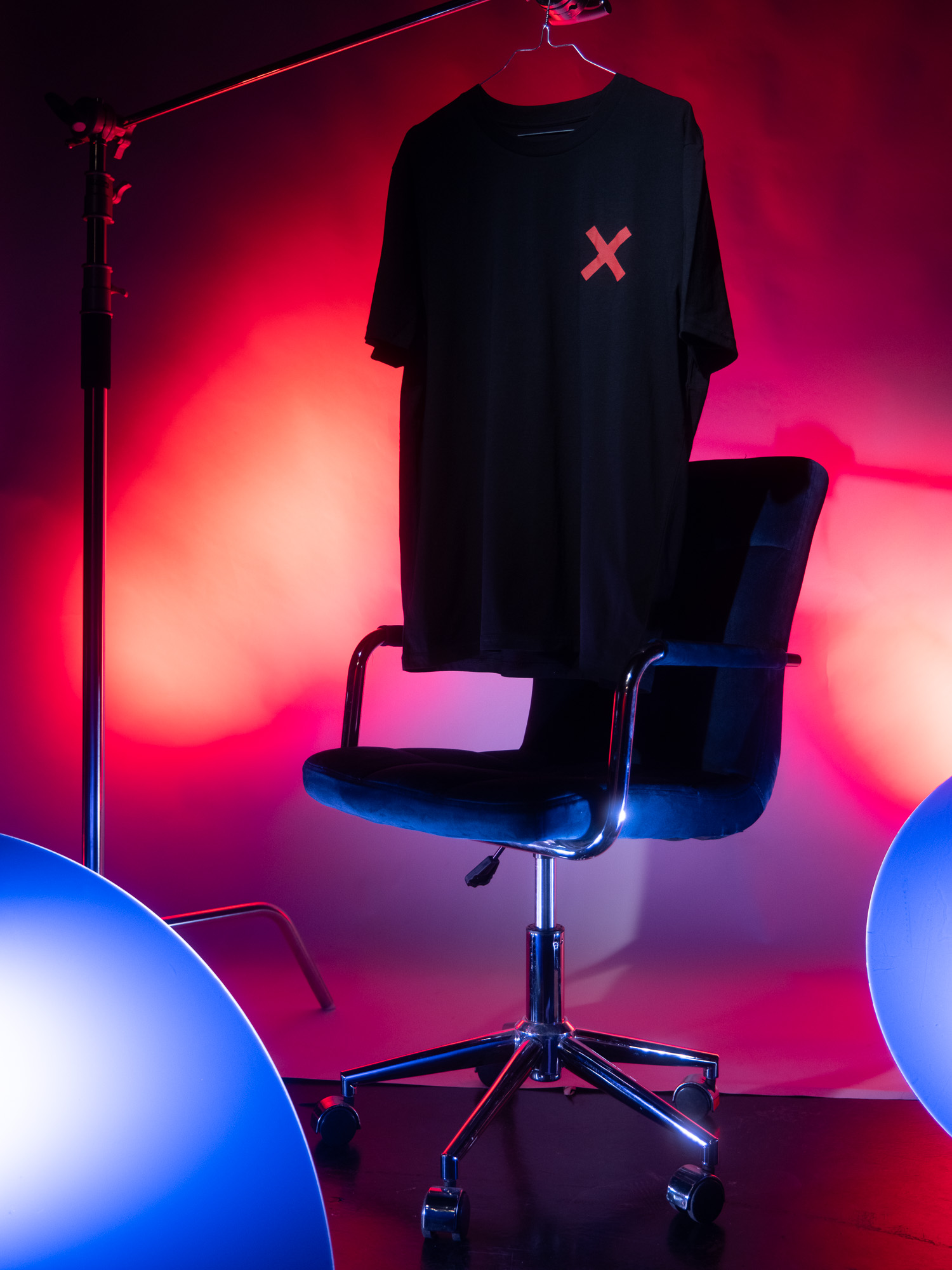 Vétó feketén piros póló